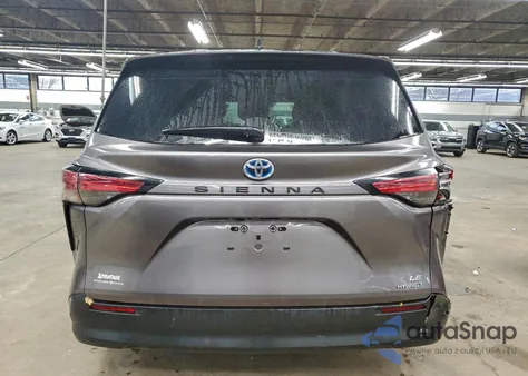 2021 Toyota Sienna Le z USA, uszkodzony, nr VIN 5TDKRKEC9MS029979